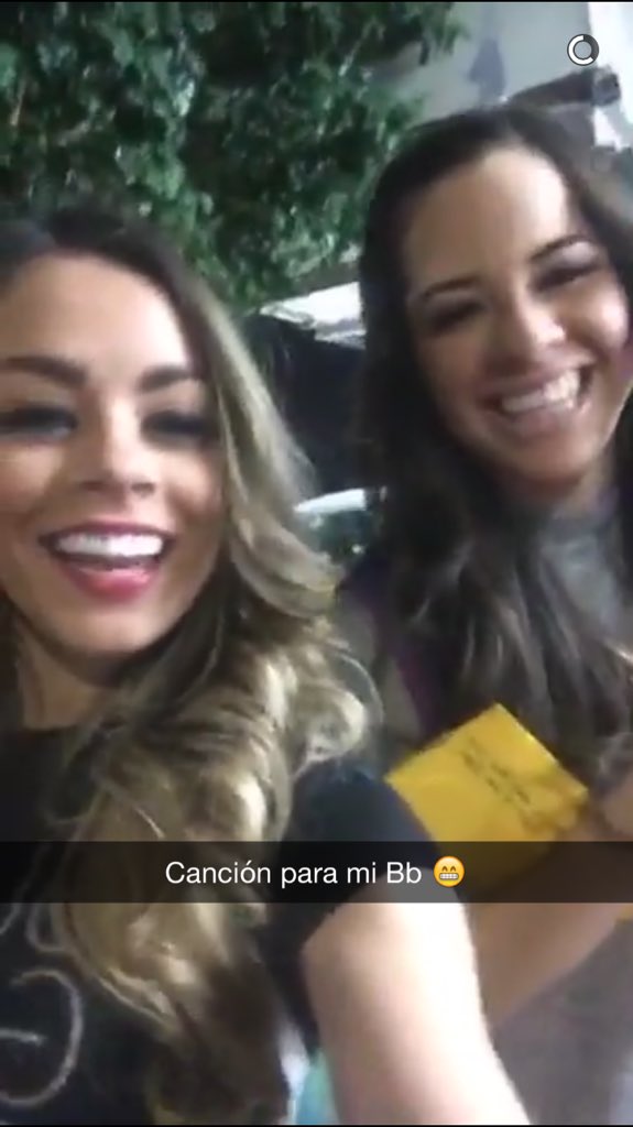 gabysnapchat's tweet photo. @gabyramiirezz cantandole a @ArelyTellez #arby 😻 // via snapchat https://t.co/ORsDZ5Ah0t