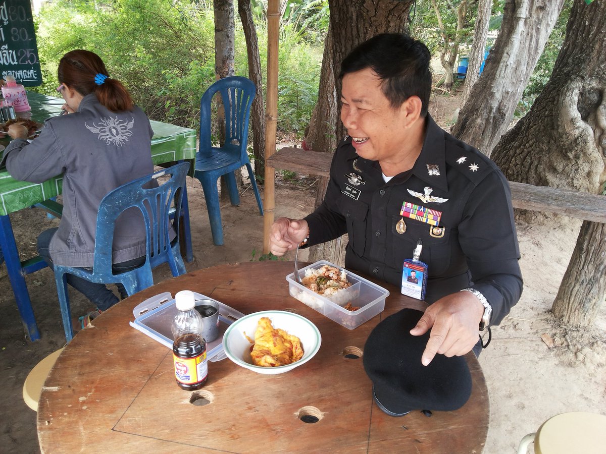 Nuch2258's tweet photo. @DrRak @tri333 @wiir4 @taneesk5 @PoliceTV_tv ตำรวจบ้านนอก พท.ชนบท ทำงานต้องเตรียมเสบียงมาเองนะ..รู้ยัง #ตำรวจสระแก้ว https://t.co/fe6jMWKe3l
