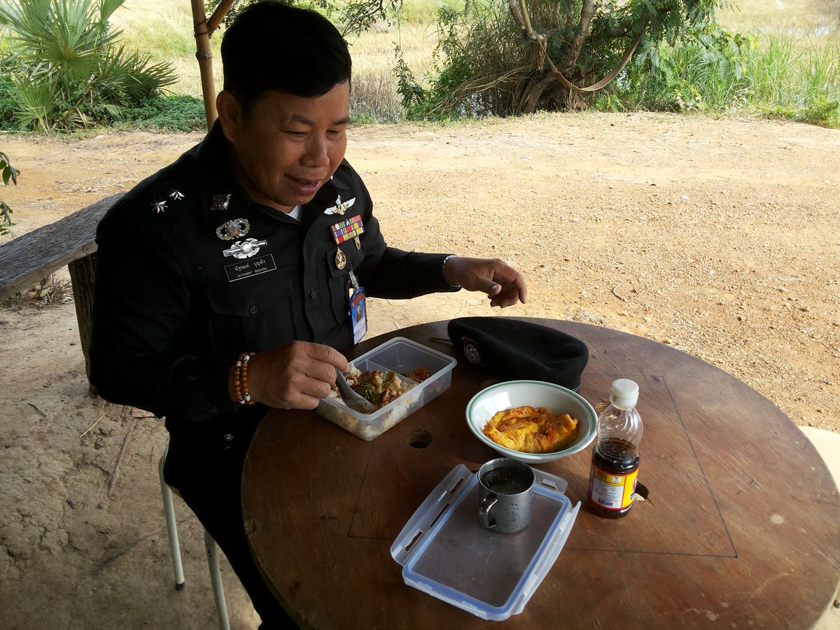 Nuch2258's tweet photo. @DrRak @tri333 @wiir4 @taneesk5 @PoliceTV_tv ตำรวจบ้านนอก พท.ชนบท ทำงานต้องเตรียมเสบียงมาเองนะ..รู้ยัง #ตำรวจสระแก้ว https://t.co/fe6jMWKe3l