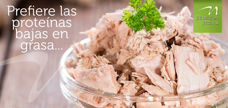Prefiere las proteínas bajas en grasa, como pechuga de pollo, atún, pavo, queso panela y  huevo.