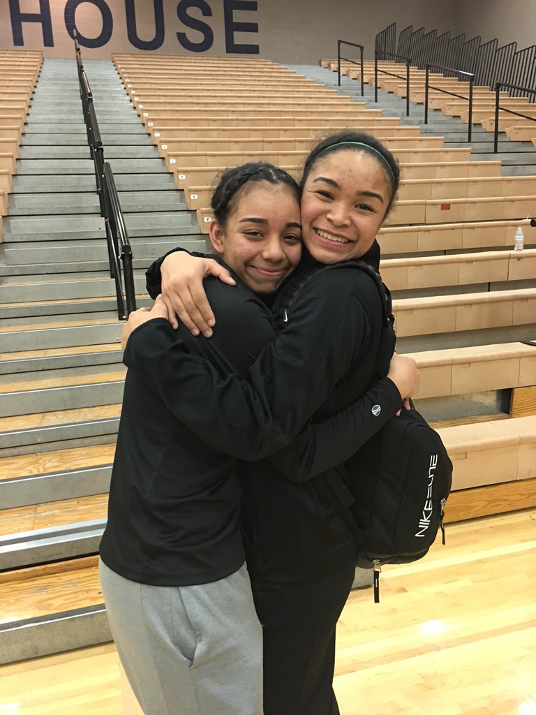 AtCierra's tweet photo. Shoutout to my AZ bestie for driving 55min to come support us! Love you, see you soon 💘💘 #StallMe #WeJustPlayedAGame https://t.co/2F7lYkPqdj