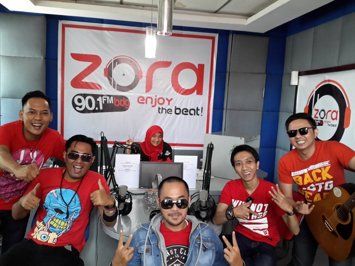 di_KLITE's tweet photo. Zoners kita lg ngbrl breng band kompak and kren nih @Band7Warna stay tune @zoraradio w/ @AstiNovanda opp @yogiley15 https://t.co/0RBMhBHgCC