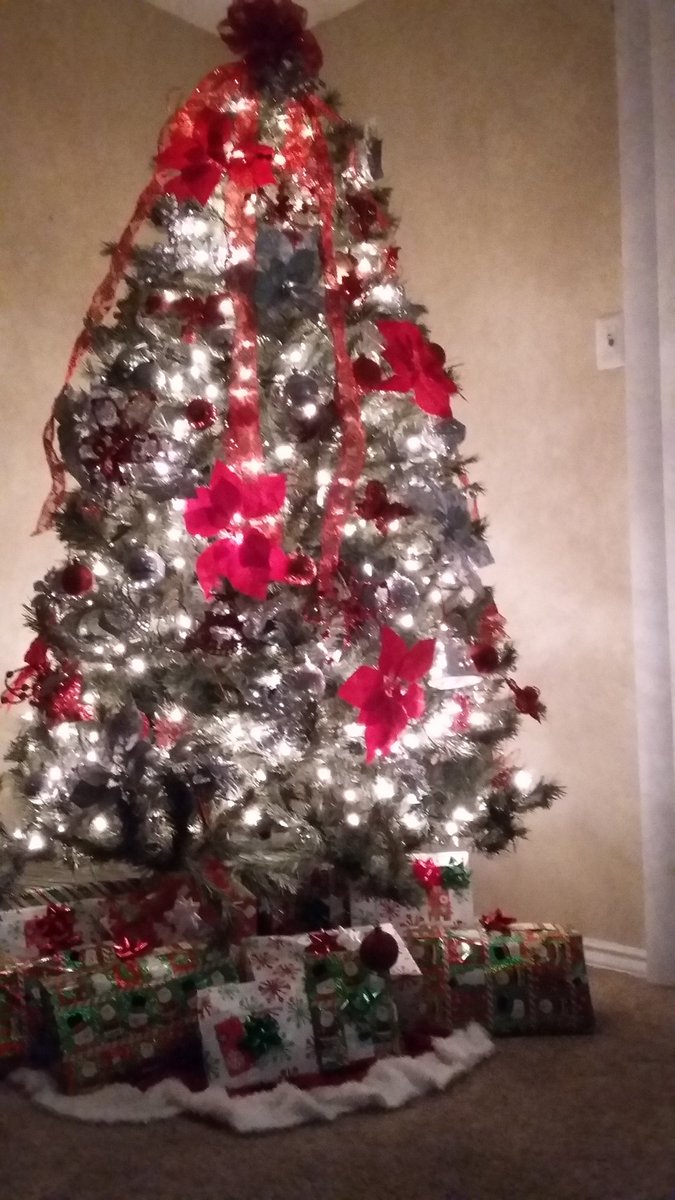 DonivanAllen's tweet image. Done!! Tree Fully Decorated!!