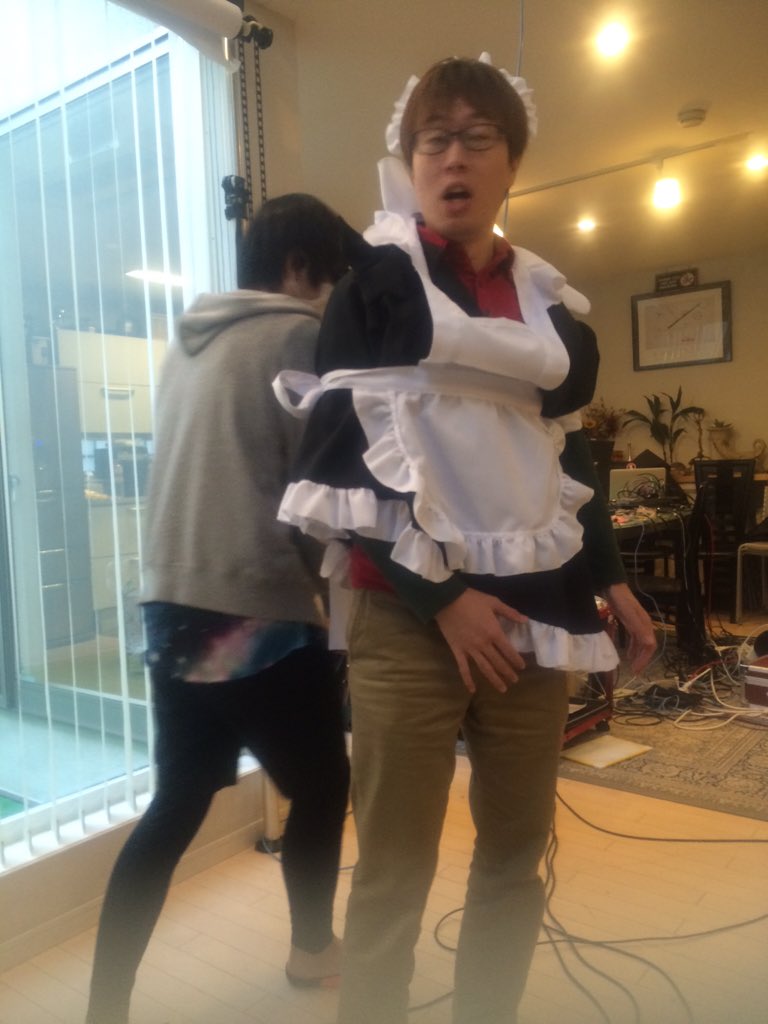 akippe5's tweet image. ドワンゴチーム、ピンチヒッターでせんとすさんが来てくれたので、ちょっとバトンタッチ!!
休憩いただきまーす!!!
なにも聞かされていないせんとすさんは、いきなりメイド服を着させられてビックリしておりますwwww