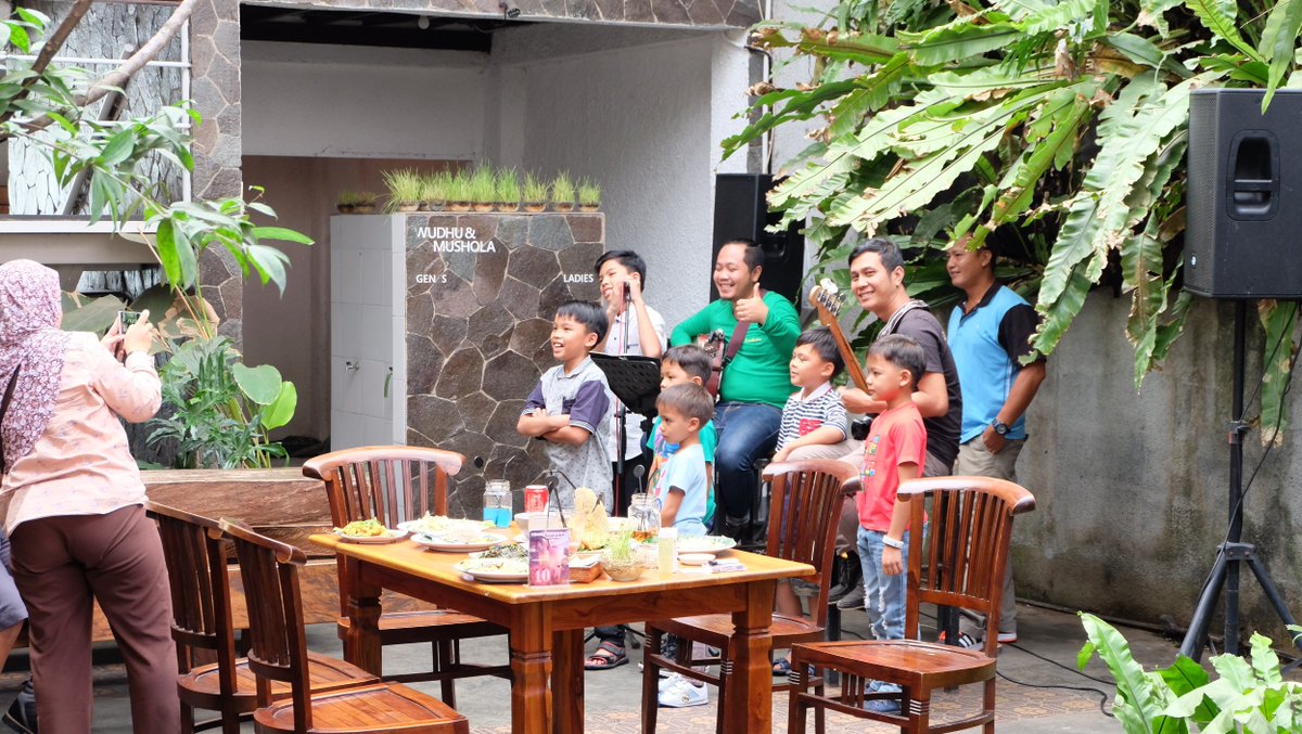 siang ini di #kedaibelacan, semuanya senang dan menikmati suasana yg asri di tengah kota #bandung