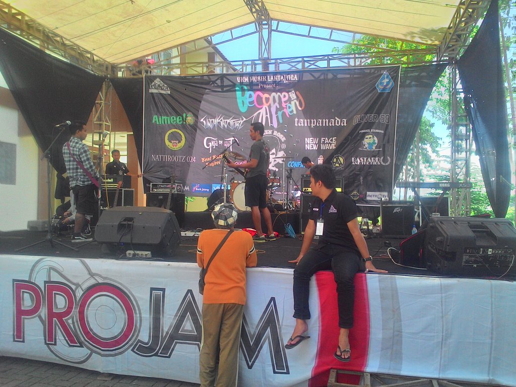 Salah satu pengisi acara malam ini sedang chek sound ...