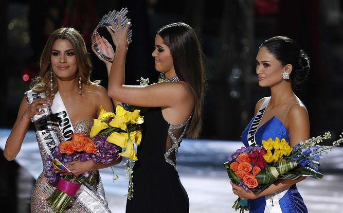 TelediarioGT's tweet photo. FARÁNDULA: Colombianos siguen inconformes por retiro de corona a representante. Advierten no volver a Miss Universo https://t.co/qktIiswTUv