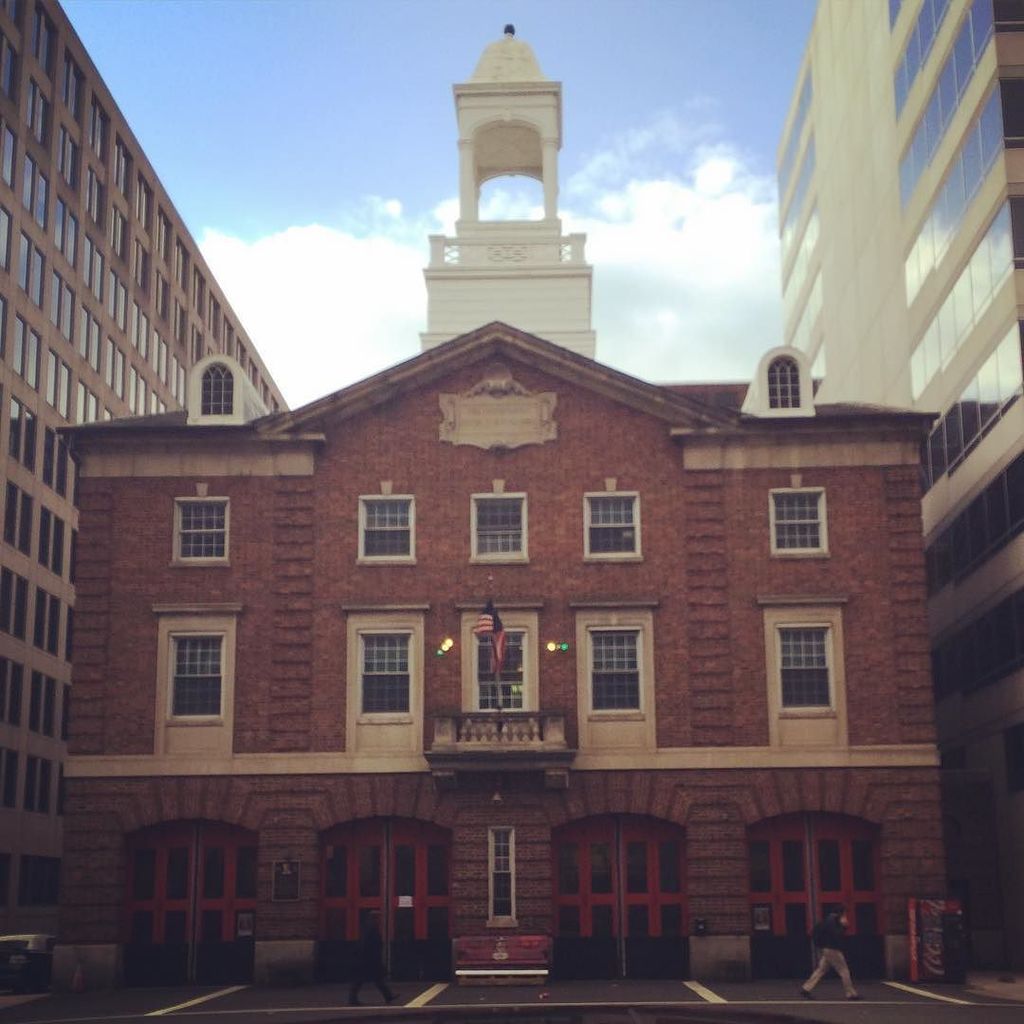 whphotos2013's tweet image. Adorable DC firehouse for my dad. #dcfd #dcfire by thefatrd ift.tt/1kgbrBu #whitehouse