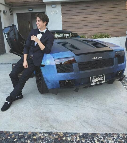phasesmop's tweet photo. EU SOU PATRÃO NÃO FUNCIONÁRIO 🎵💸 #askmagcult https://t.co/5gXLlVfzDm