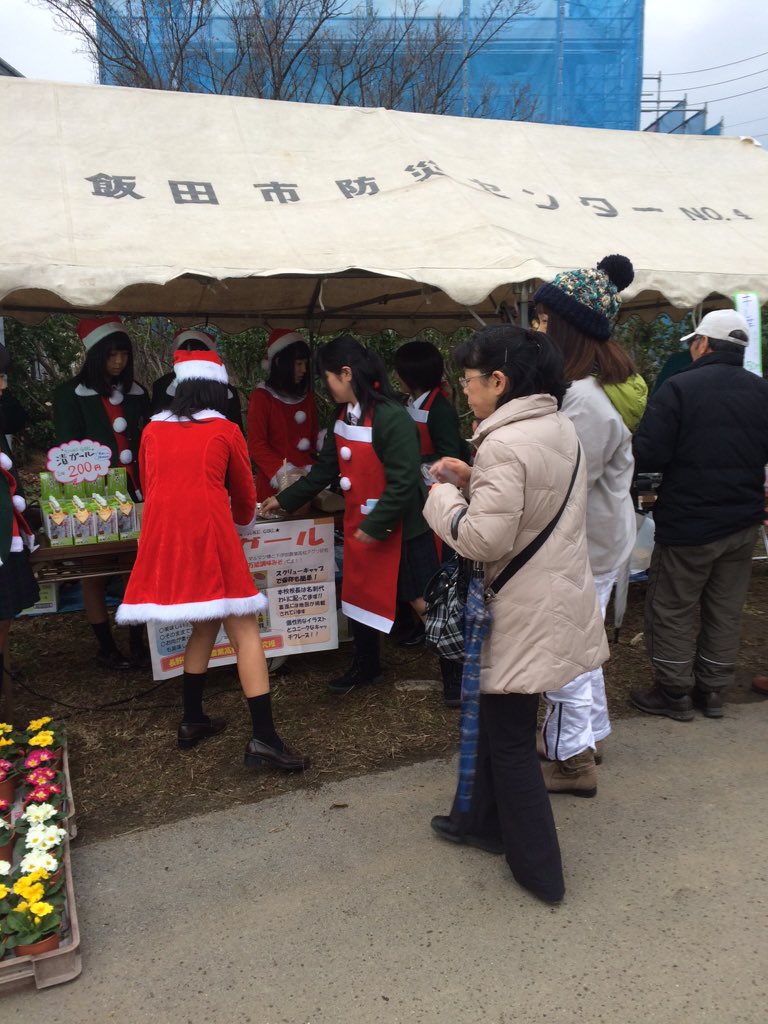 Agri_school's tweet photo. クリスマスイベントやってきました！
漬けガールと、花の販売と合唱の発表！初めて参加させてもらうイベントでしたがサンタの服を着て楽しむことが出来ました！イルミネーションは綺麗でした！ https://t.co/7Et6RLS52q