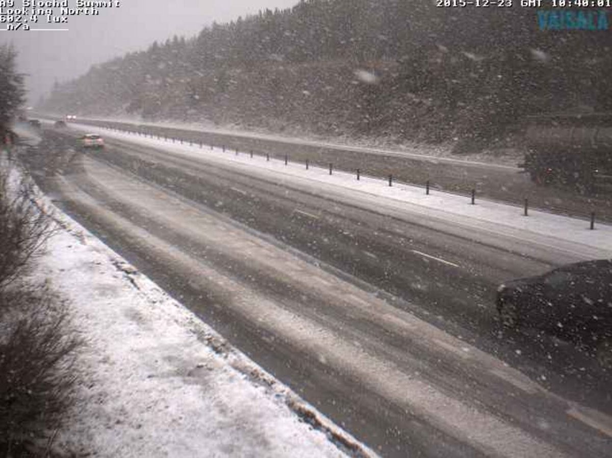 trafficscotland's tweet photo. It's snowing on #A9 at Slochd!!! ❄ ⛄ 🎄 This is meant to be the case 'til lunchtime! Please #DriveSafe @NWTrunkRoads https://t.co/OObQzEoQGf