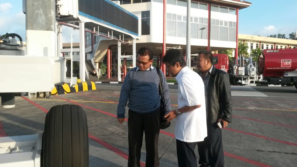 amq_ap1's tweet photo. Marketing &amp; Bussiness Development Director cek kesiapan aviobridge sbg wujud pelayanan thd penumpang @AP_Airports https://t.co/hf8COhn8yn