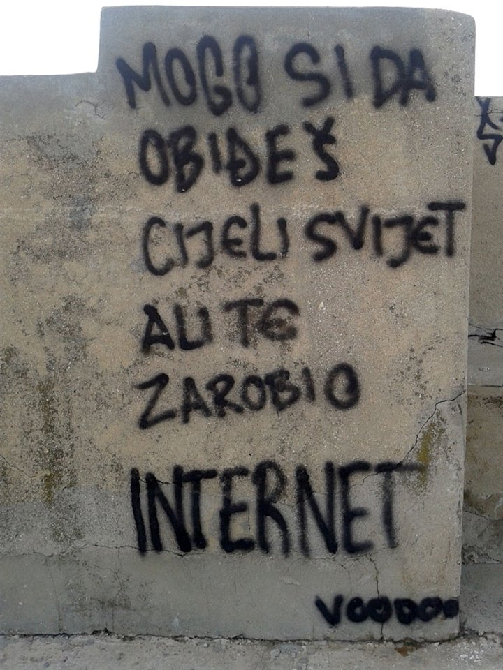 Mogo si da obiđeš cijeli svijet
ali te zarobio internet.
[Zadar]
