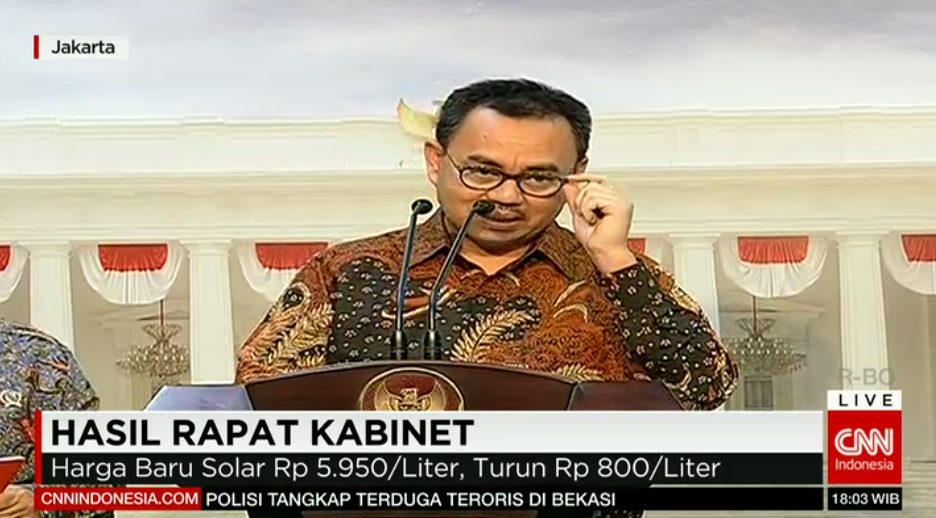 Harga baru premium Rp 7.150/liter dan solar Rp 5.950/liter dan berlaku mulai tanggal 5 Januari 2016. via <a href="/CNNIDdaily/">CNN Indonesia Daily</a>