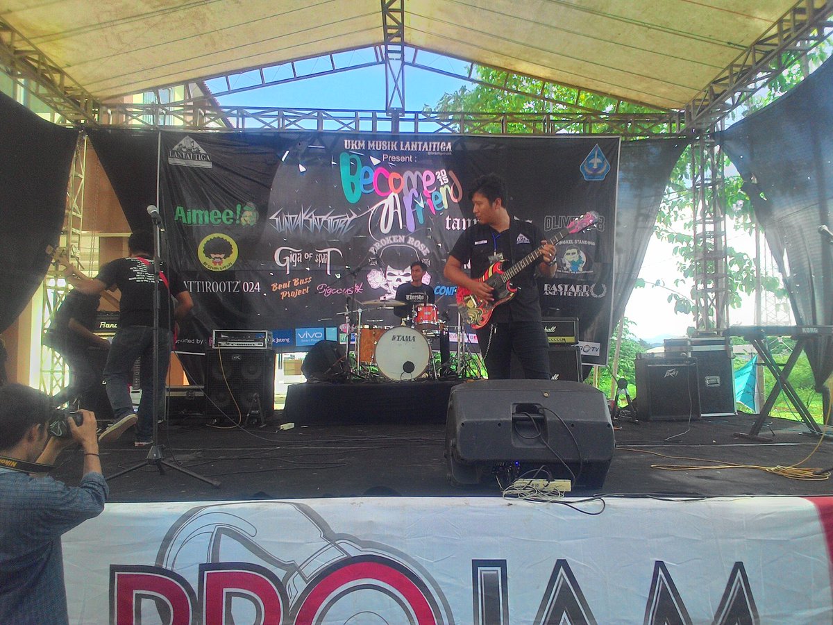 Band pembuka dari <a href="/lantaitigamusik/">LANTAI TIGA</a>