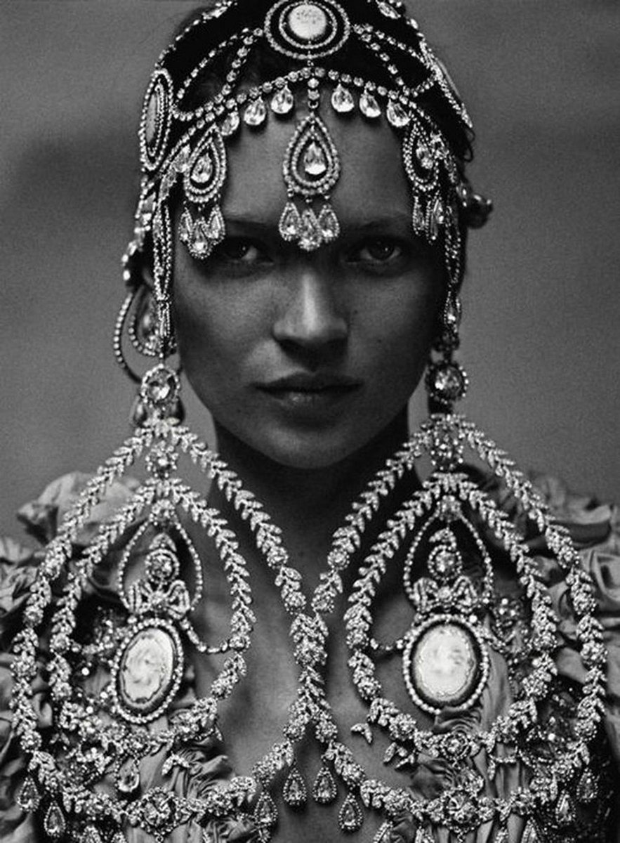 voguemagazine's tweet photo. 17 of the biggest, boldest statement earrings in Vogue over the years: https://t.co/2U4LHiz4hr https://t.co/Fx0CTaFoPi