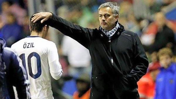 Mourinho : "Jika saya kembali melatih #RealMadrid, permintaan pertamaku kepada Pérez adalah kembalikan Özil."