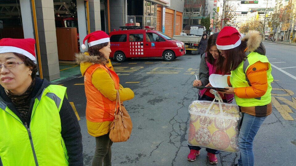 cheery713's tweet photo. #수진2동 산타복지위원님들이 
한화테크원에서 기탁해주신 이불세트를 들고 관내 수급자가정을 방문합니다.^^

포근한 이불만큼 
 따뜻한 마음을 직접 전달해주신
 #성남시 #수진2동 #복지위원님들 고맙습니다^^♥ https://t.co/XAqs2VrEu6