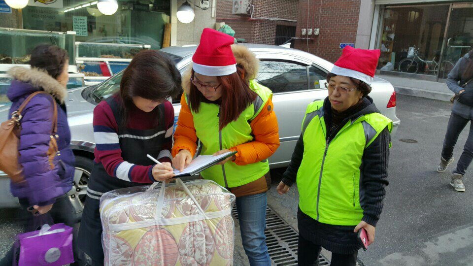 #수진2동 산타복지위원님들이 
한화테크원에서 기탁해주신 이불세트를 들고 관내 수급자가정을 방문합니다.^^

포근한 이불만큼 
 따뜻한 마음을 직접 전달해주신
 #성남시 #수진2동 #복지위원님들 고맙습니다^^♥