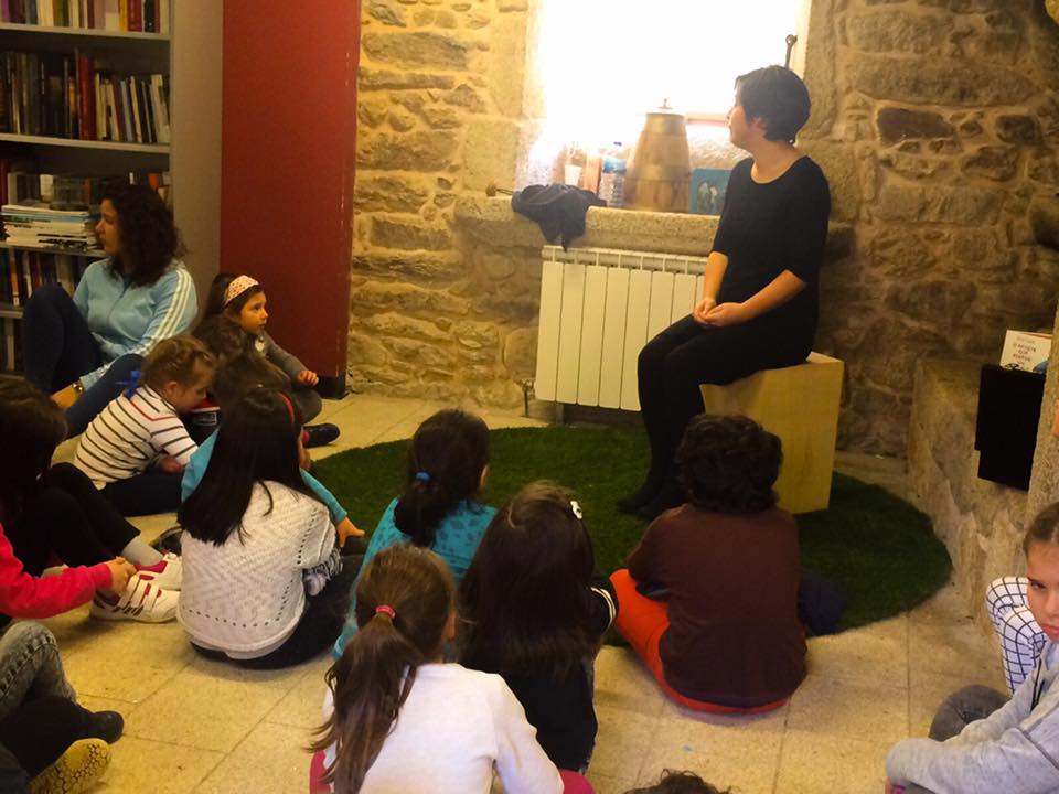 festiletras's tweet photo. Narración Oral na Escola de Inverno ❄ con Vero Rilo na #AldeadoCouto #34anosDivulgandoCultura https://t.co/CYldXrKPEm