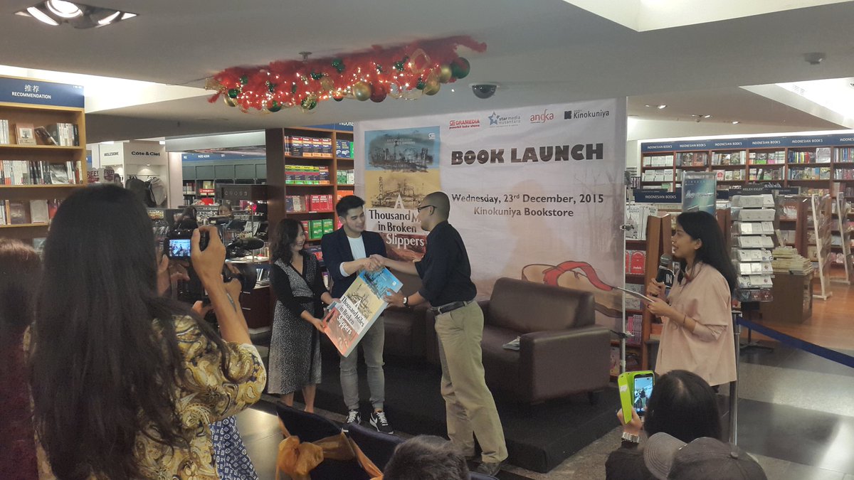 angkasinema's tweet photo. A Thousand Miles in Broken Slippers akan beredar di seluruh toko buku @Gramedia, 14 Januari 2016 :) https://t.co/h7RhipWjbV