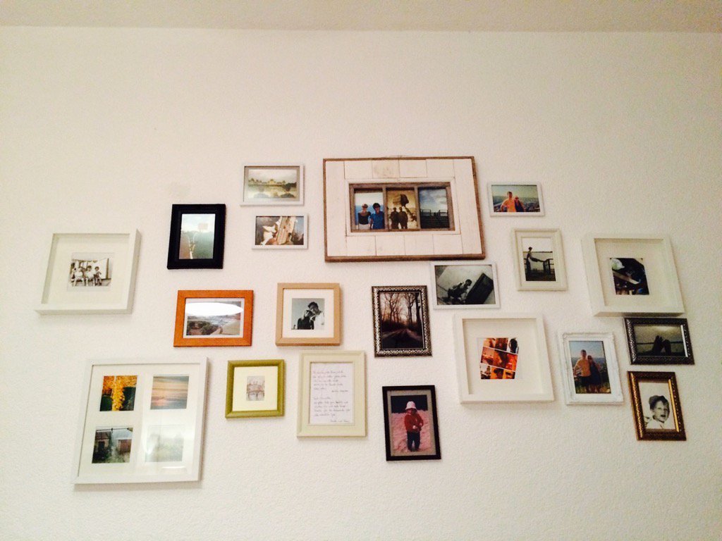 Fun way to decorate a blank wall! #interiordesignideas #photography #budgetstyle #peachandleach