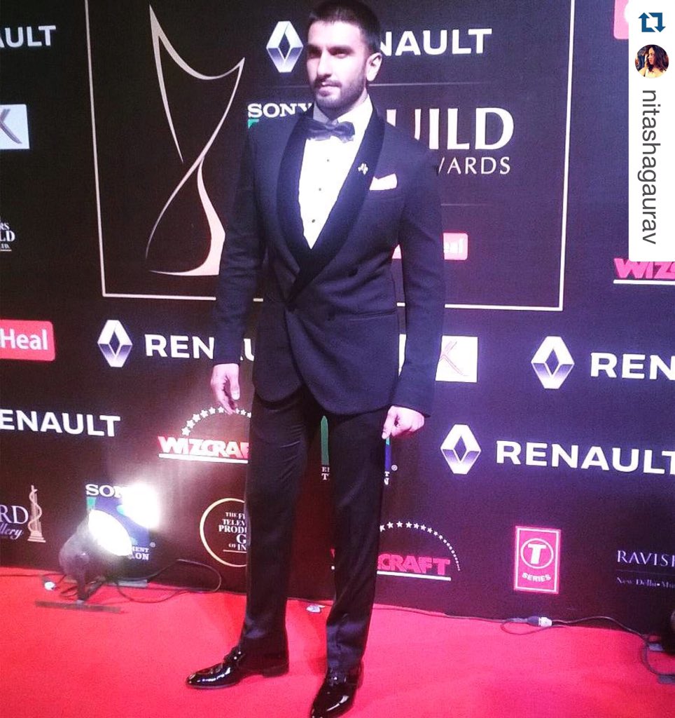 d_deepakparwani's tweet photo. @RanveerOfficial In @TOMFORD and @d_deepakparwani For The SonyGuildAwards! Styled by Nitasha Gaurav https://t.co/hlLJ5gbXHC