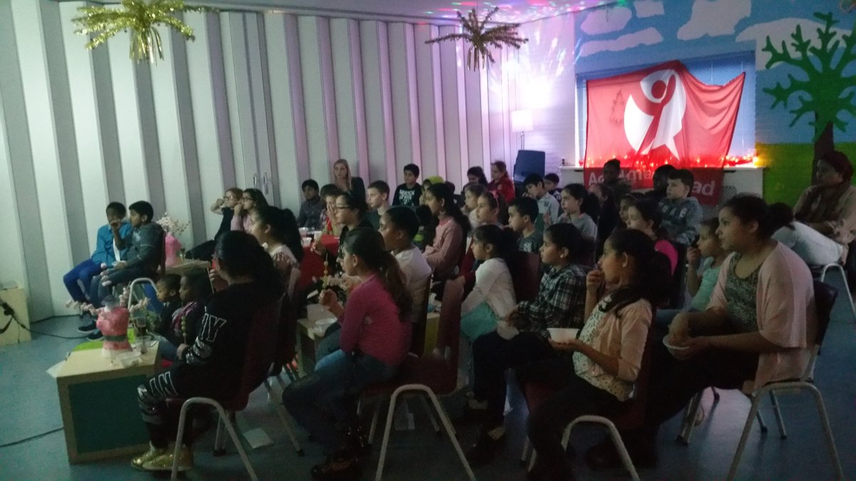 AvdSAlmere's tweet photo. Het was gezellig in t Wierdendok @Almere kinderen en studenten organiseerden een kerstbioscoop voor jong en oud!^AH https://t.co/77R0aTaIal