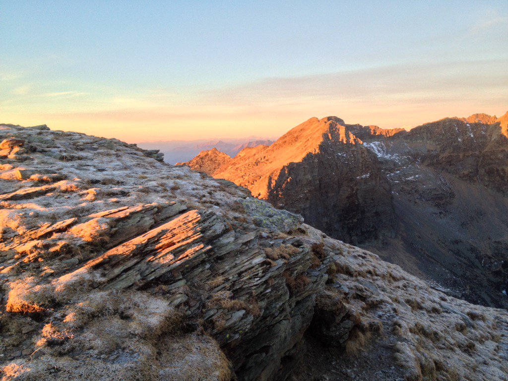 LucaTheManz's tweet photo. Winter solatice sunrise on the summit of monte Gaggio #trailburning #6amclub https://t.co/zEdmwdkxSM