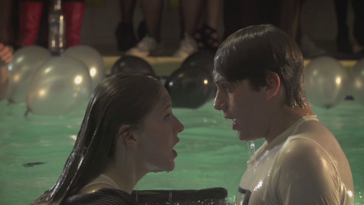 Typique en blocus : faire la fête ou étudier ? rtbf.be/webcreation/we…