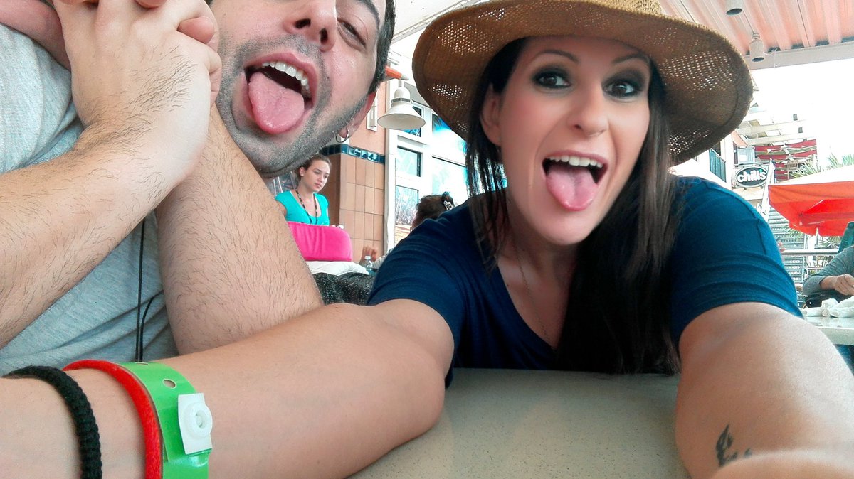 adelyjess's tweet image. Ya casi estamos tocando la #Navidad...feliz diaaaaa....!!Nos vamos de #shopping..?? :-) :-) #felizanonuevo