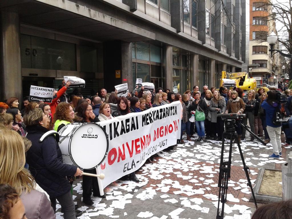 LABsindikatua's tweet photo. "Ellos millonarios, nosotras en precario" oihu eta txistuak @cebek atarian, hitzarmen duinaren alde https://t.co/68A8jFdRk1
