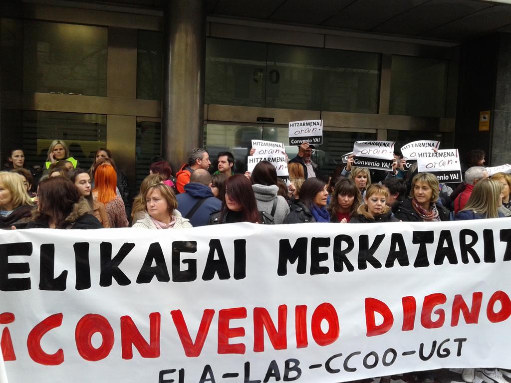 LABsindikatua's tweet photo. "Ellos millonarios, nosotras en precario" oihu eta txistuak @cebek atarian, hitzarmen duinaren alde https://t.co/68A8jFdRk1