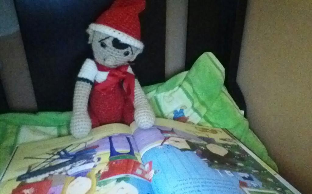worduplancs's tweet image. Bob&apos;s been reading in the night, hope the book doesn&apos;t give him ideas @hodderchildrens  #bobsback