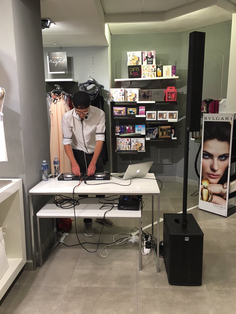 ElvisJavu's tweet photo. Boeta @callmeBen0 going in hard Foschini @VandAWaterfront. Some jam to some deep soulful music #storedj https://t.co/9GWRrRkrGZ