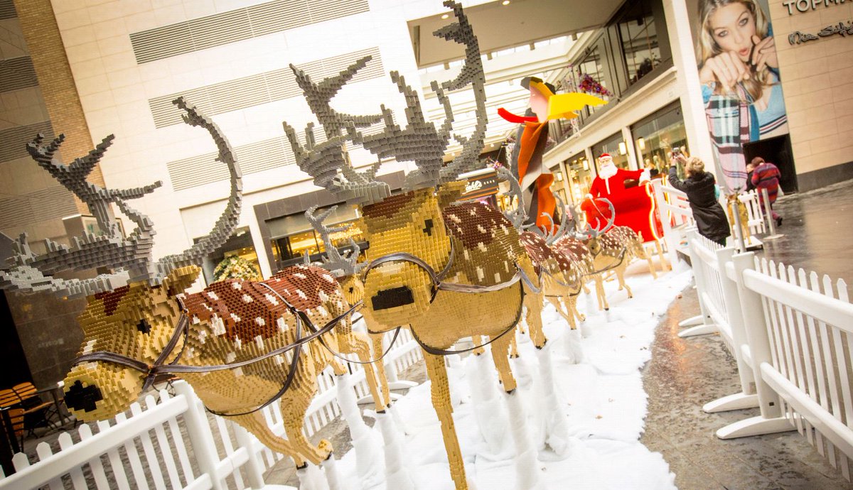 Liverpool_ONE's tweet photo. Anyone watching #InsideLego? Duncan Titchmarsh and his team built our #LegoSleigh out of 700,000 pieces of Lego! https://t.co/S0VqNSxrSC