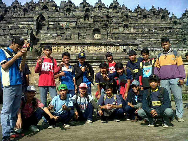 Rhoev06_'s tweet photo. Perjuangan 3 hari 4 malam #SweetMemorie #Aoet14GoesToJogja #KeepSolidAoet14 😍💪👊 https://t.co/oS2SnLRMf0