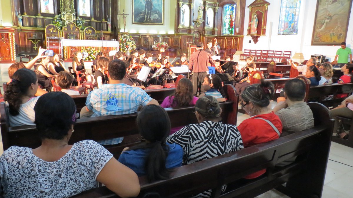 La Orquesta de Cuerdas del Colegio José Daniel Crespo deleitó al público azuerence con sus melodías navideñas