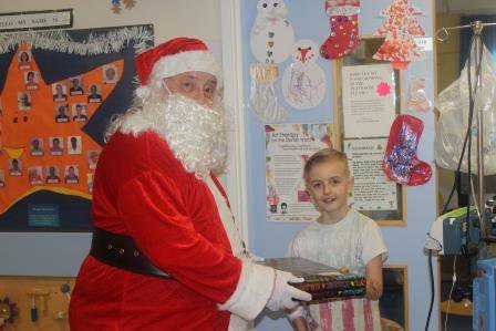 WestHertsNHS's tweet photo. An exciting visit from Santa to the children still in hospital this Christmas #2daystogo #NHS https://t.co/XROMVQrGnP