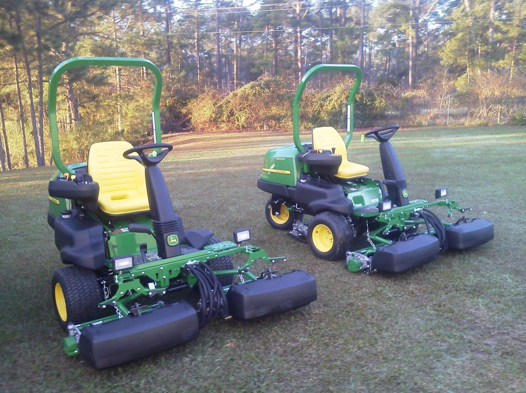 Delivered Twisted Pines GC their new #2500B tee and greens mowers this morning! <a href="/ShowTurf/">ShowTurf</a> <a href="/JohnDeere/">John Deere USA</a> #deerechristmas