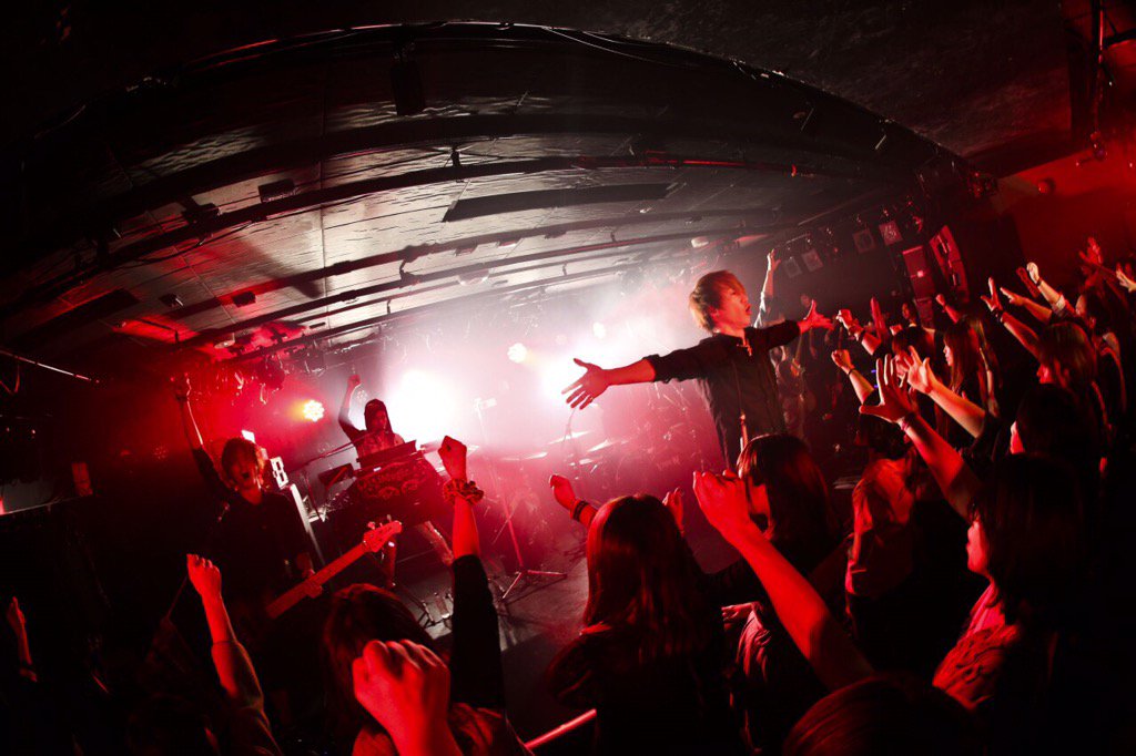 SNGiMagic's tweet photo. 大阪ありがとう。

The Hitch Lowkeはやっぱ最高や。

言葉交わさんでも繋がれてるバンドやなって改めて思った。

夫婦みたいな感覚w

今から東京に帰ります。

みんなほんまにありがとう。 https://t.co/bG40csTvNh