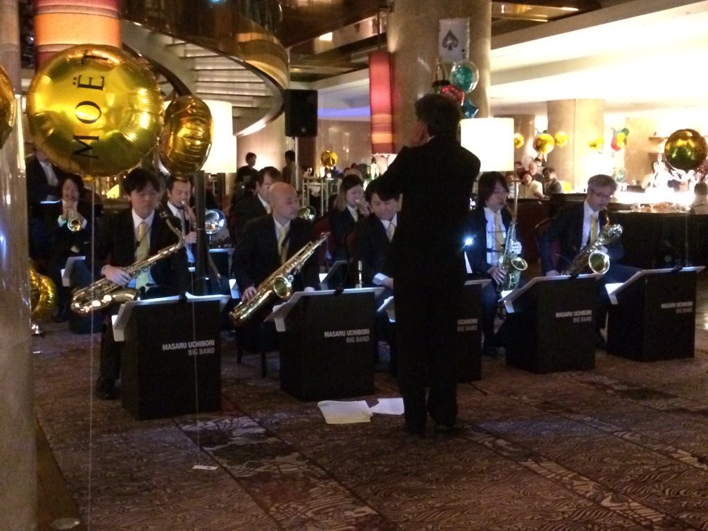 ヒルトン東京 公式 マーブルラウンジ15 16カウントダウンパーティー ご参考までに昨年のイベントの様子をご紹介します 生演奏は盛り上がりました スナックビュッフェに年越しそば そしてシャンパンを そこはまるで外国でした ヒルトン東京