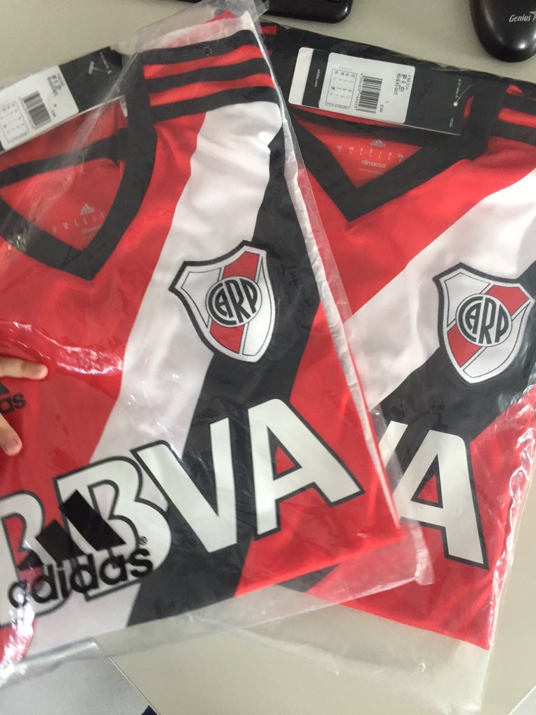 “verobrunati: Mañana sorteo tres camisetas de River.Si Querés una dale RT a este tuit y Seguíme ⚪🔴⚪
@ PrensaBBVA_AR "