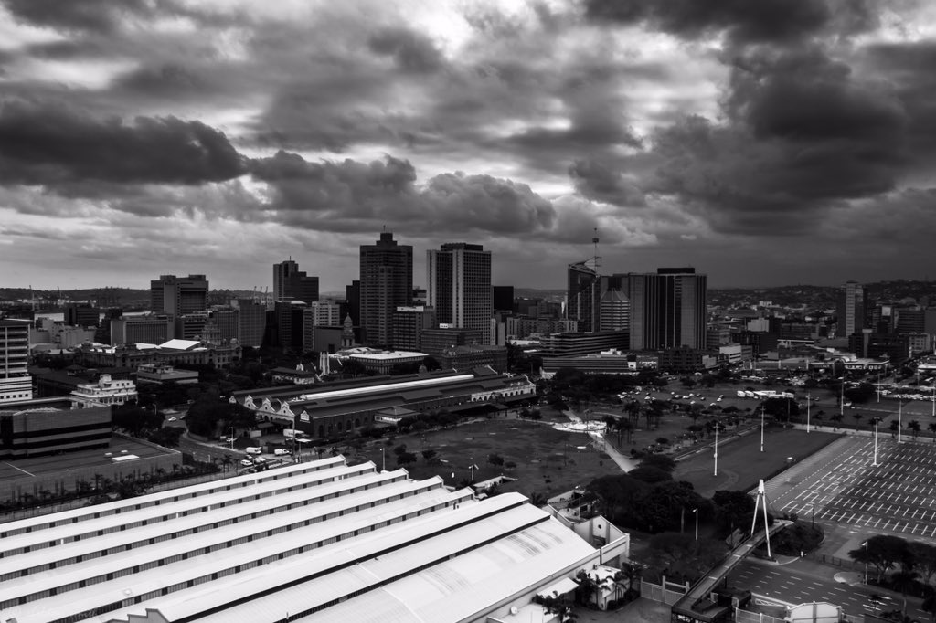 shellsmithphoto's tweet image. Dark days with silver linings. 
#photography #cityscape #blackandwhite