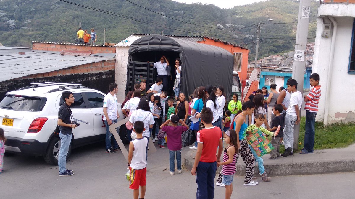 JugueTweetMzls's tweet photo. Hoy continuamos las entregas en la ciudad de Manizales. Compartiendo la magia de sonreír. https://t.co/VPafkUWFwc
