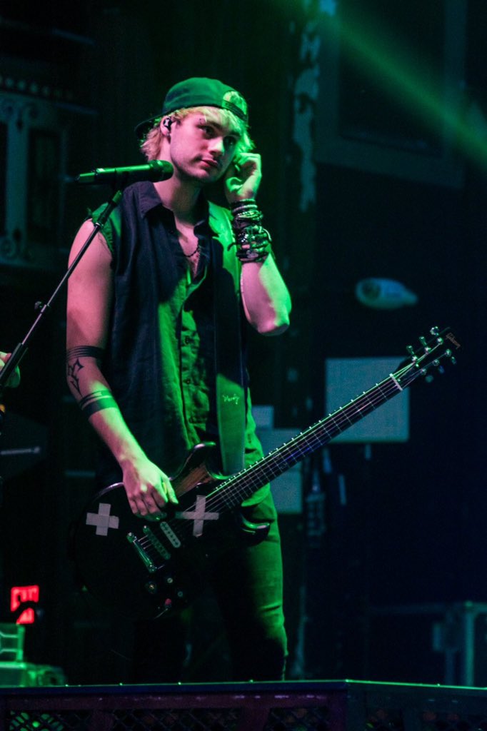 BE5SOSUpdates's tweet photo. Michael at #TheNewBrokenScene 

[ why is he such a handsome man? 😍] https://t.co/1eIbWq5WUg