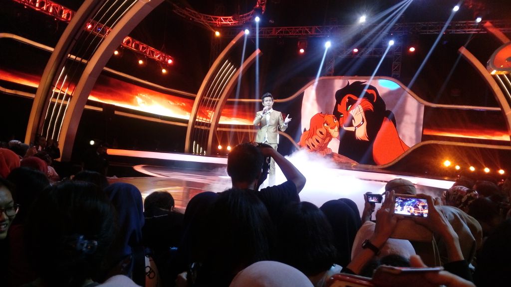MNCupdate's tweet photo. "DAPATKAH KAU RASAKAN CINTA" nya Kak @CakraKhanz? Bisa banget pastinya kan?  #WeLoveDisneyConcert https://t.co/l2YAUpp4oc