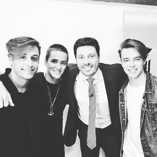 Cultura95's tweet photo. ✔ #FlyNoTheNoite ★★★ @flybr ➜ https://t.co/vQyBZDfcxI #IssoÉFly #CABELOSDEALGODÃO #FlyPresenteDeNatal #Fly #TheNoite https://t.co/BNvYHhG70L