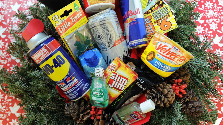 knitsmanybits's tweet photo. 20 last-minute stocking stuffers you can buy at the gas station. Merry Christmas Eve Eve! https://t.co/LB3rT6uwcN https://t.co/GyV32QaFHI