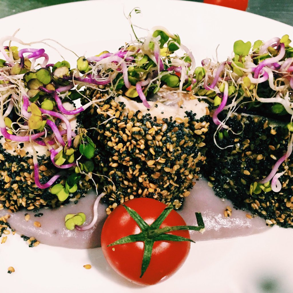 Y hoy en el menú diario tenemos..Arrollado de pollo con semillas. #menu #gastronomia #barcelona #dietamediterranea